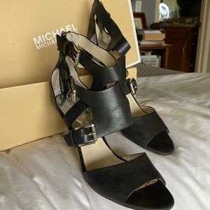 Michael Koors Lucinda Open Toe black leather 2” heel Zipper back Sandals
